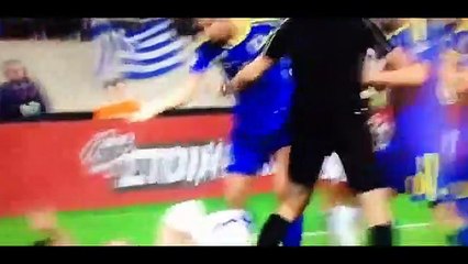 Expulsão e boxers à vista durante o Grécia-Bósnia