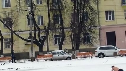 Homem é visto a salvar cão que ficou preso em lagoa de gelo