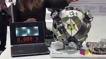 Robot resolve cubo de Rubik em 0,6 segundos