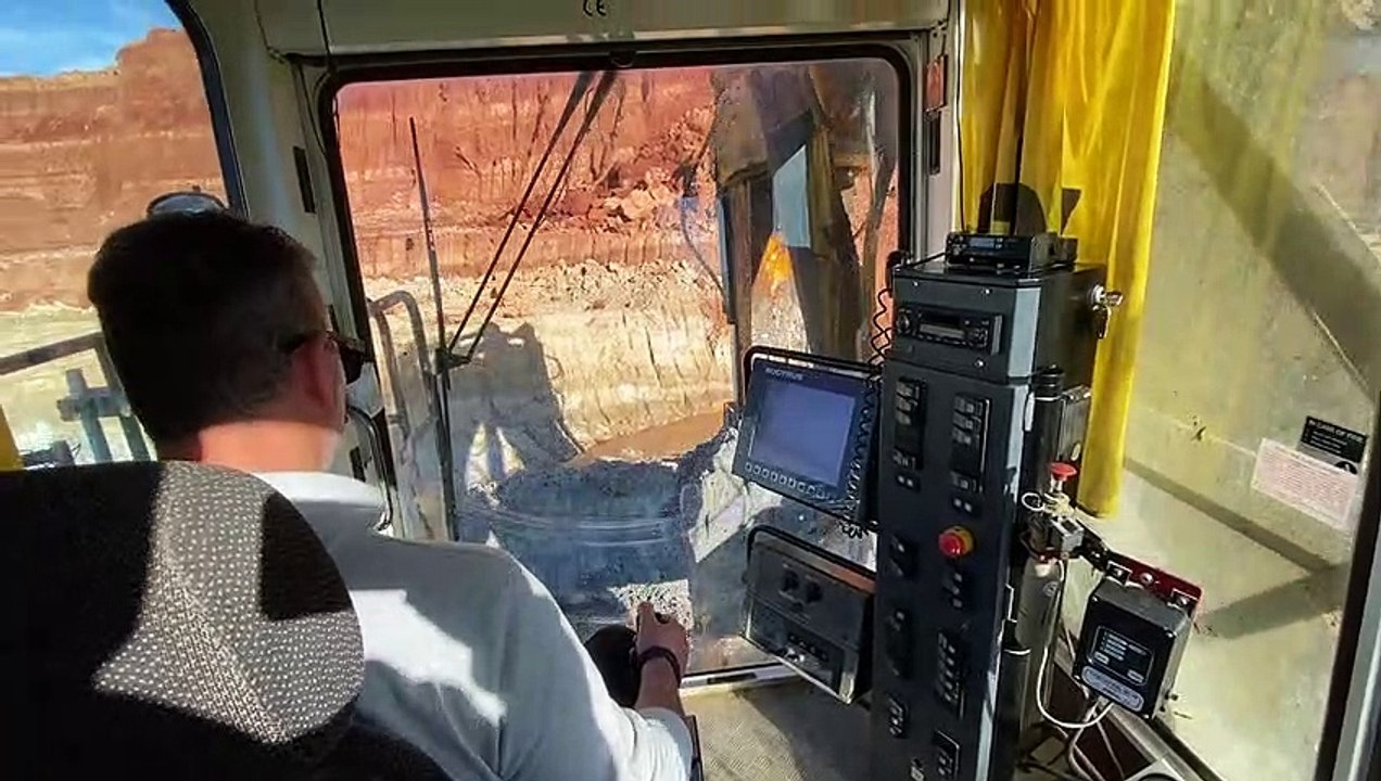 Caterpillar 6040 Excavator Loading Hitachi EH3500 Dumpers