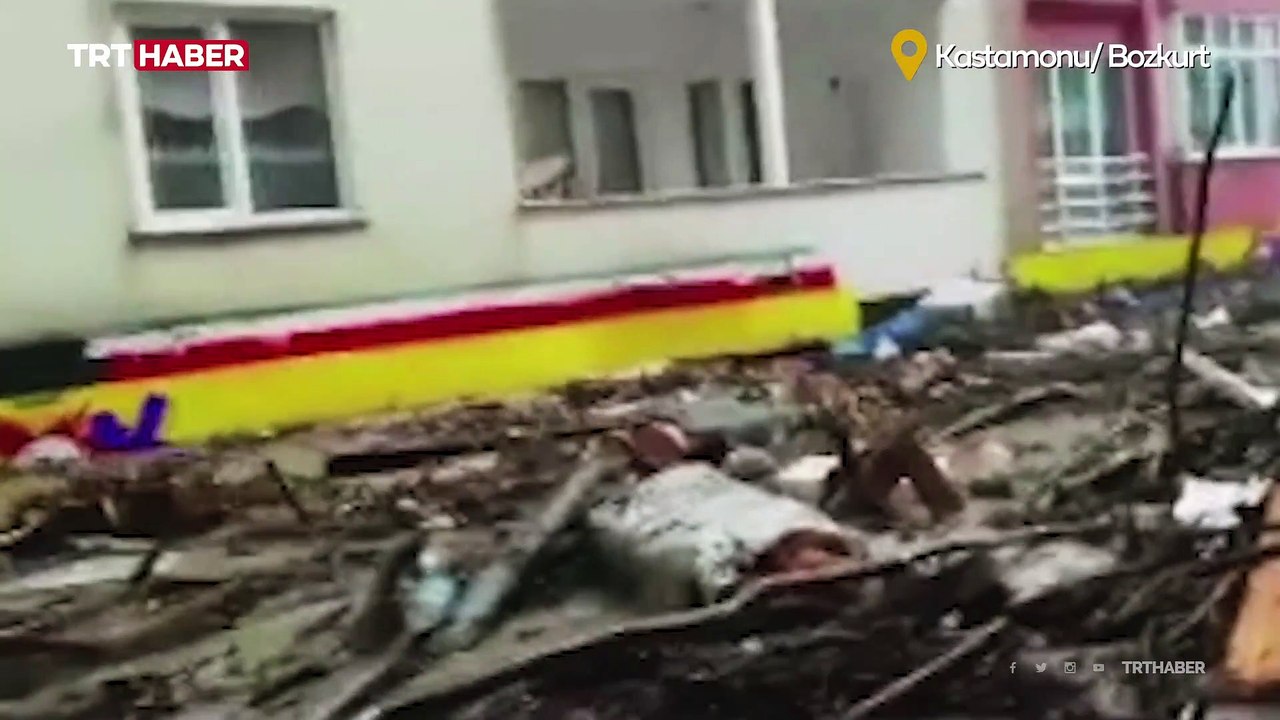 Selde sürüklenirken otomobilin içinden çekim yaptı