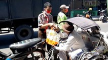 Jelang HUT Ke-76 RI, Santri di Gresik Bagikan Ratusan Paket Sembako