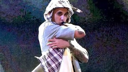 Justin Bieber cai de novo em concerto e comenta o momentos