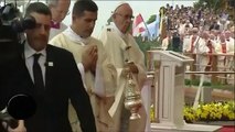 Papa Francisco cai durante missa na Polónia