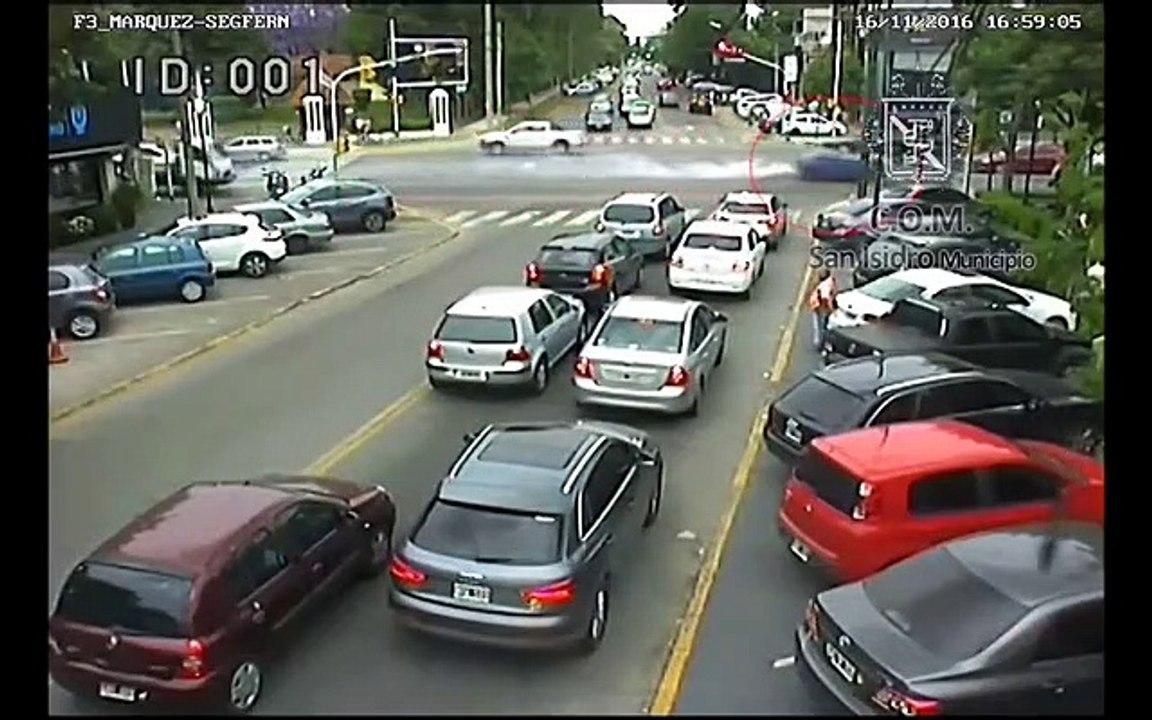 Mulher conduziu 400 metros com polícia no capot depois de o atropelar