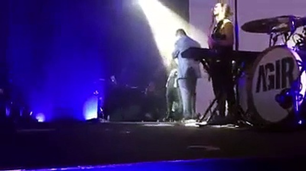 Agir pede a namorada em casamento em palco