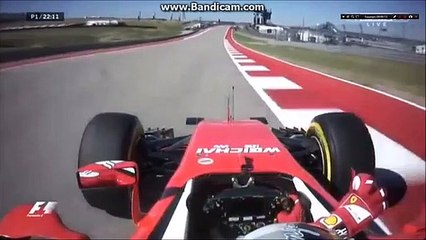 Vettel termina treino com uma mão no volante e outra... no espelho