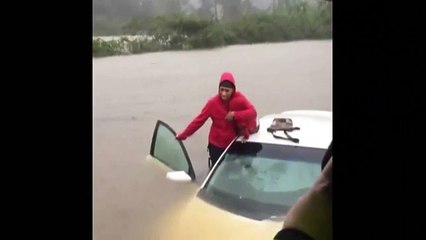 Mãe e filha salvas de cheias devido a furacão Matthew