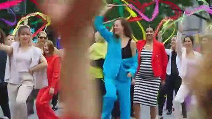 Centenas de apoiantes de Hillary de fato para flashmob em Nova Iorque