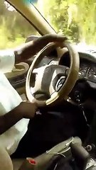 Mãe assiste orgulhosamente à condução do filho... de sete anos