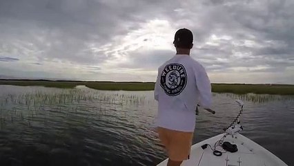 Pescador entusiasmado dá queda desastrosa em barco