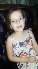 Vídeo mostra brincadeira de criança interrompida por bombardeamentos