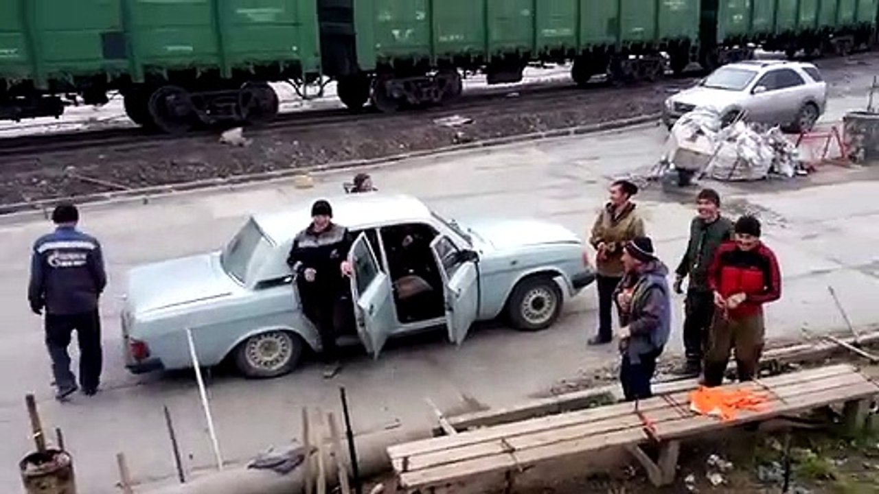 Na rússia 17 homens vão para o trabalho assim!