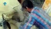 Resgate de menina dos escombros depois de bombardeamentos