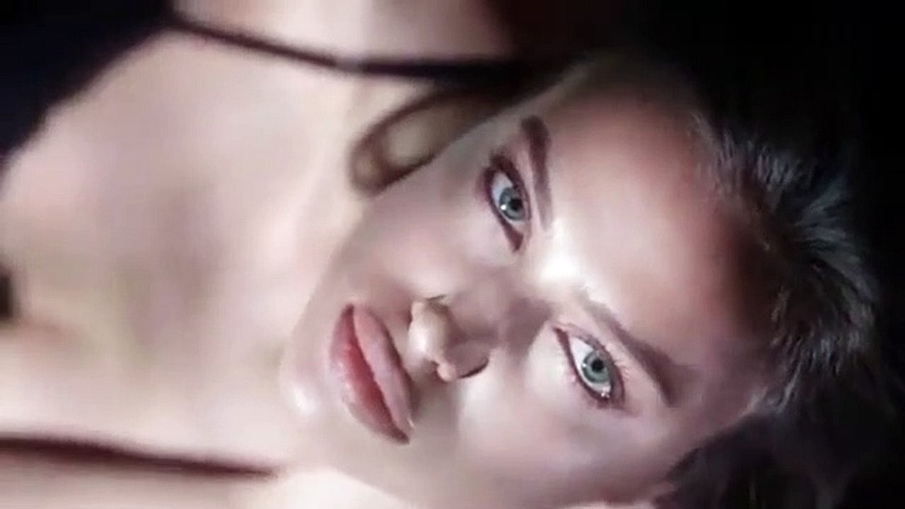 Irina Shayk surge (muito) sensual no novo anúncio da Intimissimi