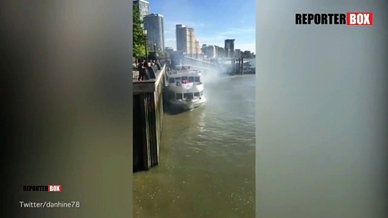 Embarcação com 148 pessoas embate contra cais