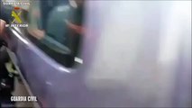 Polícia resgata migrantes escondidos debaixo dos bancos de um carro