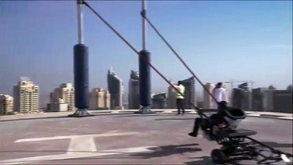 Este acrobata foi mais além e tornou-se numa fisga humana!