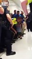 Polícias escoltam filho de gente morto no seu primeiro dia de aulas