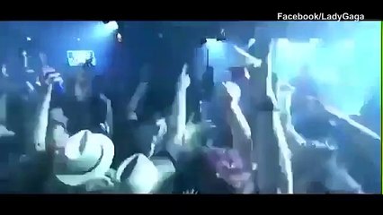 Lady Gaga mostra peito em bar no Tennessee