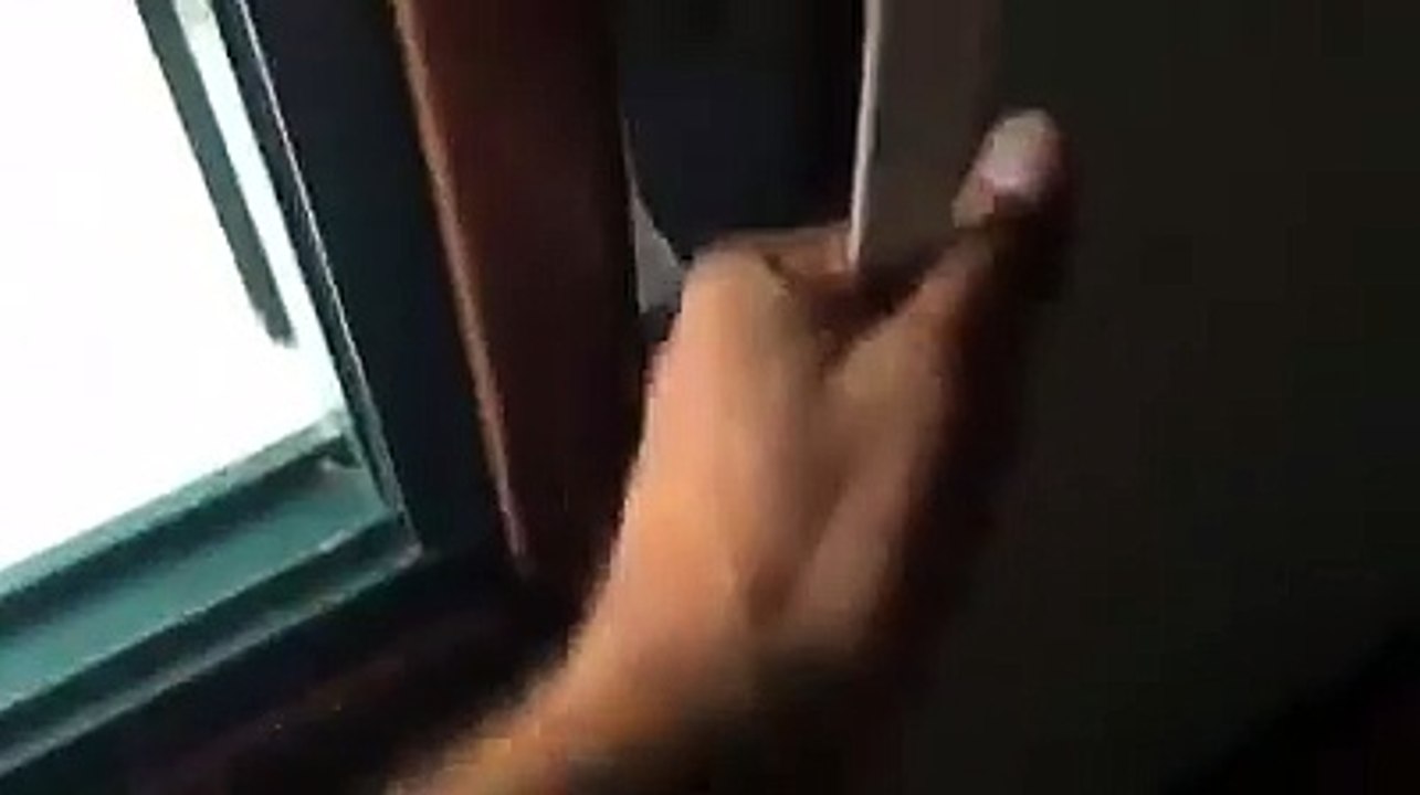 Manzarra mostra dotes musicais e canta música de Justin Bieber