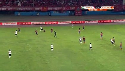 Gervinho pisou 'partes baixas' de adversário e viu cartão vermelho