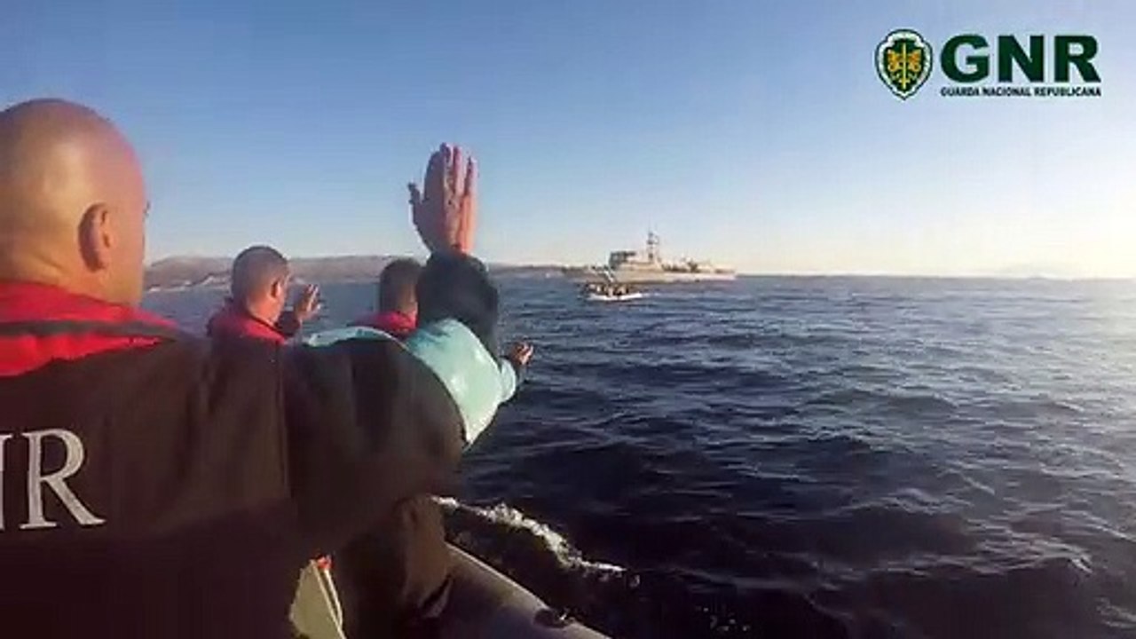 GNR divulga imagens de salvamento de 58 migrantes no mar Egeu