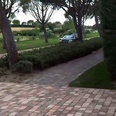 É assim que Cristiano Ronaldo chega a casa. Em grande estilo