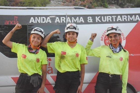 ALEVLERLE SAVAŞAN KADINLAR