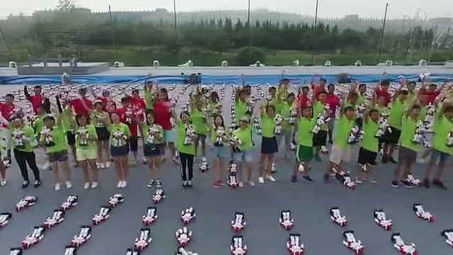 Novo recorde mundial para mais robôs a danças em simultâneo