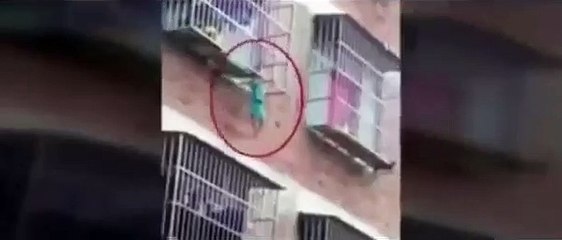 Menino fica preso nas grades da varanda e é salvo heroicamente