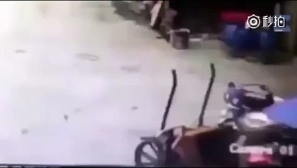 Quase por milagre, criança evita ser atropelada por camião