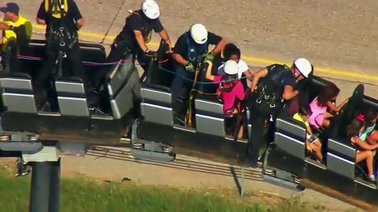 Bombeiros resgatam sete crianças e um adulto presos em montanha russa
