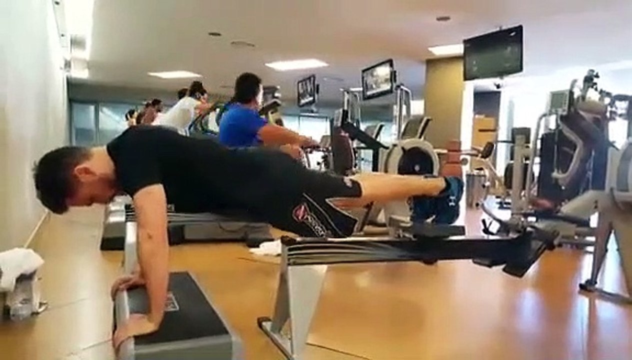 Veja João Paulo Rodrigues a “carregar nos abdom...