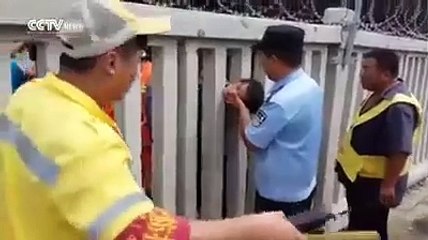 Criança fica com cabeça presa