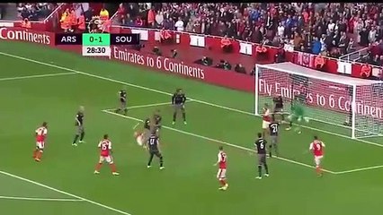 Koscielny mostra que os defesas também brilham e marca de bicicleta