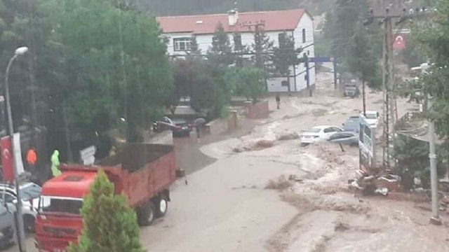 Kastamonu'da şiddetli yağış sele neden oldu, araçlar sürüklendi