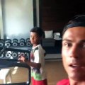De regresso a Madrid, Cristiano Ronaldo passa bons momentos com o filho