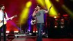 Ashton Kutcher revela dotes vocais em concerto