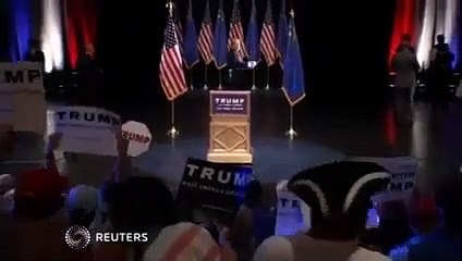 Um protesto com Donald Trump em versão balão gigante