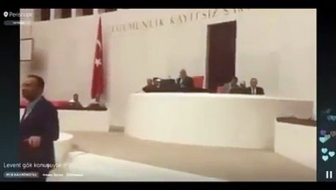 Parlamento turco bombardeado