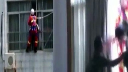 Bombeiro salva grávida que queria saltar da janela