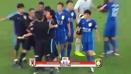 Ramires viu o vermelho e só colegas impediram que situação descambasse