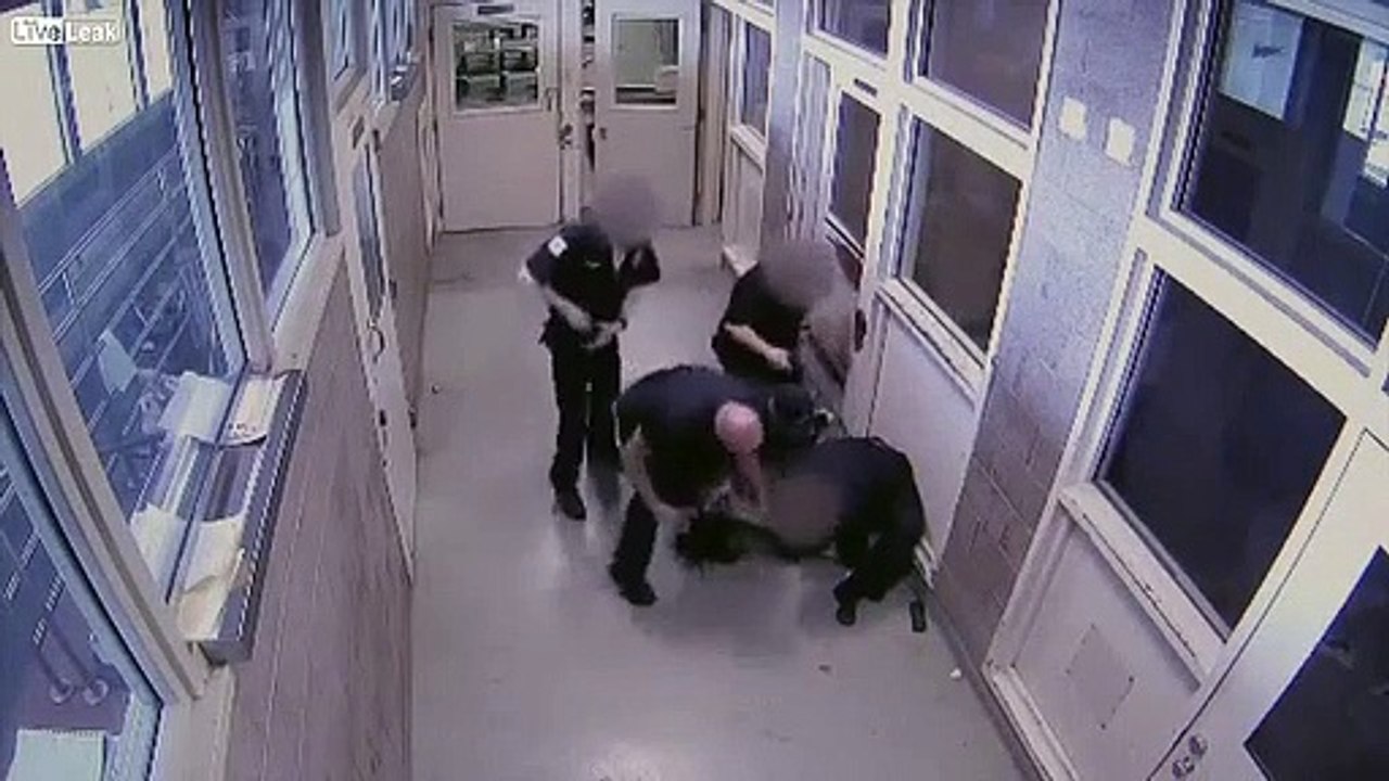 Preso agride guardas prisionais