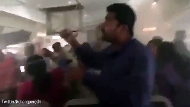 Momento em que passageiros são obrigados a sair do avião da Emirates