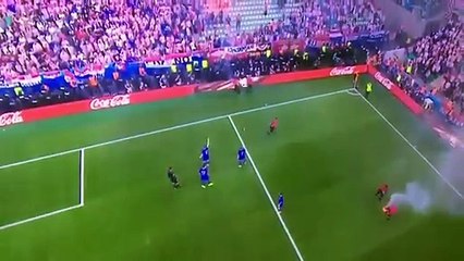 Petardos, tochas e confrontos interrompem República Checa-Croácia