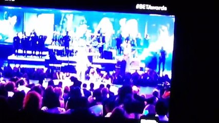 Jennifer Hudson presta tributo a Prince