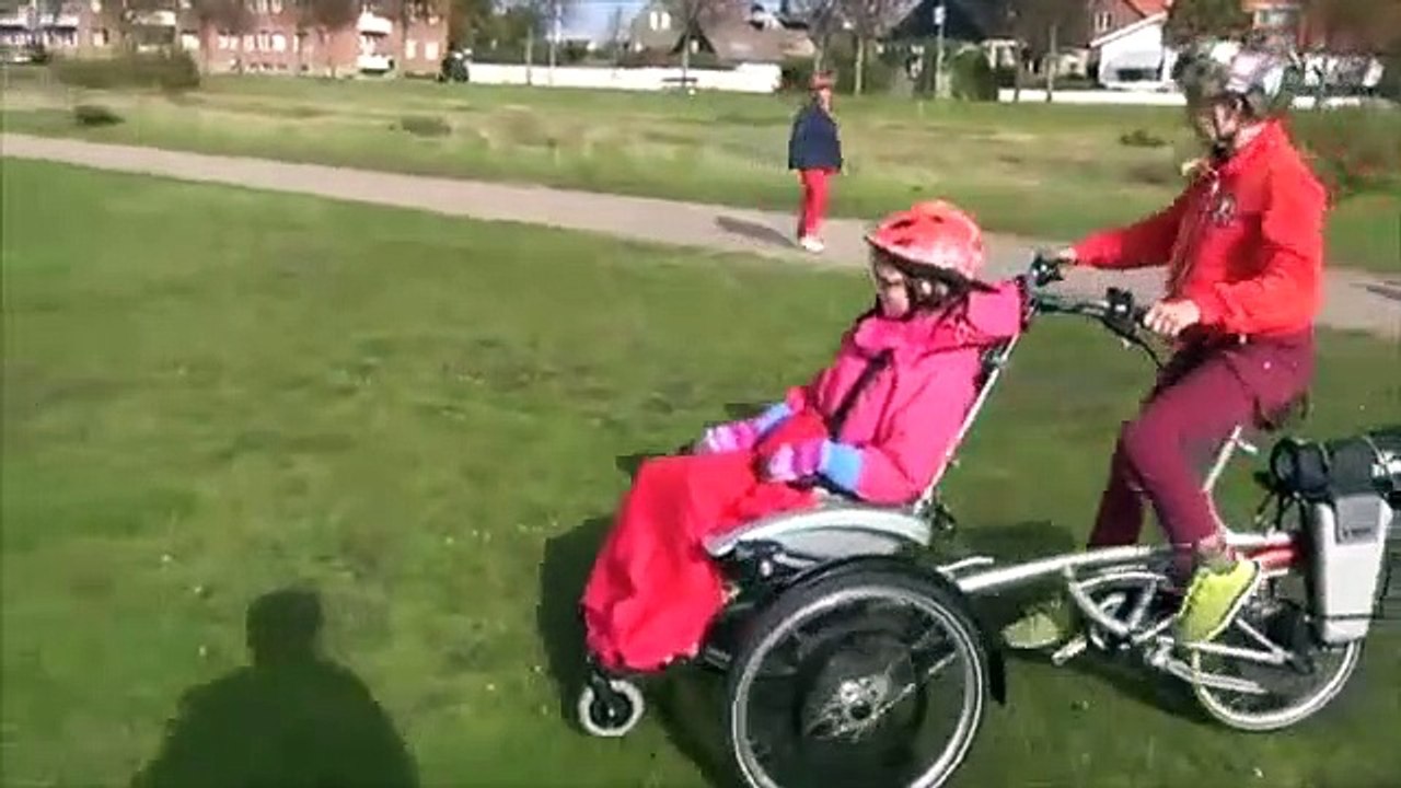Um passeio de bicicleta numa cadeira de rodas