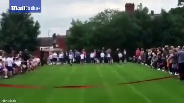 Colegas de menino com paralisia cerebral comovem com gesto generoso