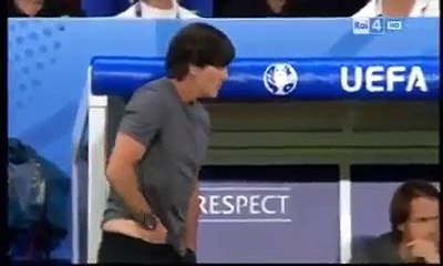 Joachim Löw apanhado em flagrante... em gesto insólito